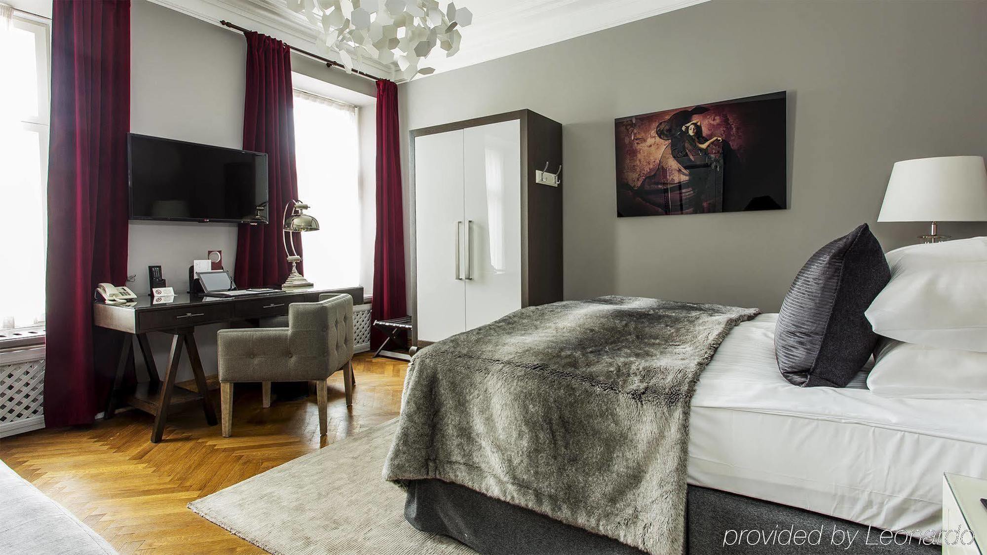 St. Petersbourg Hotel - Small Luxury Hotels Of The World Таллин Экстерьер фото